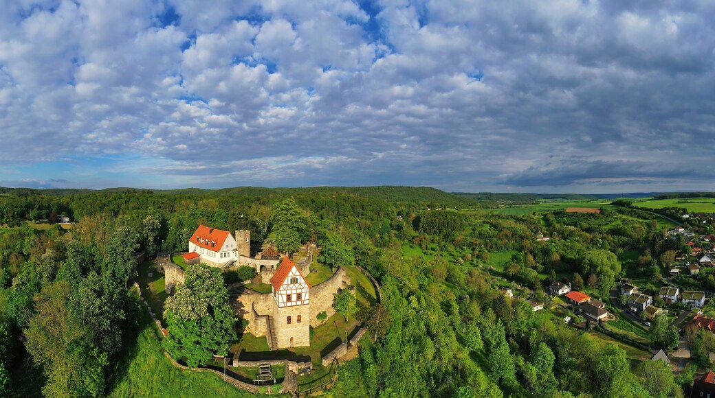 Luftbild von Königsberg in Bayern mit Blick auf die Burg Königsberg. Königsberg in Bayern, Haßberge, Unterfranken, Bayern, Deutschland.