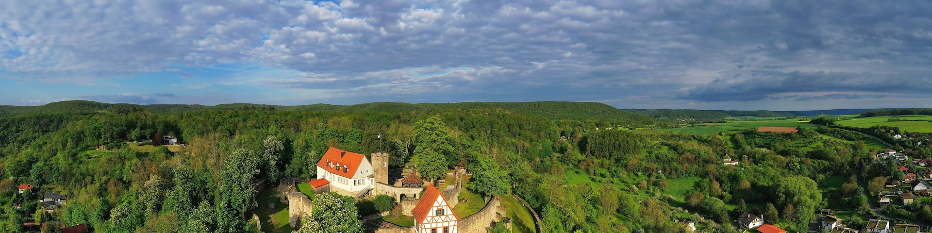 Luftbild von Königsberg in Bayern mit Blick auf die Burg Königsberg. Königsberg in Bayern, Haßberge, Unterfranken, Bayern, Deutschland.