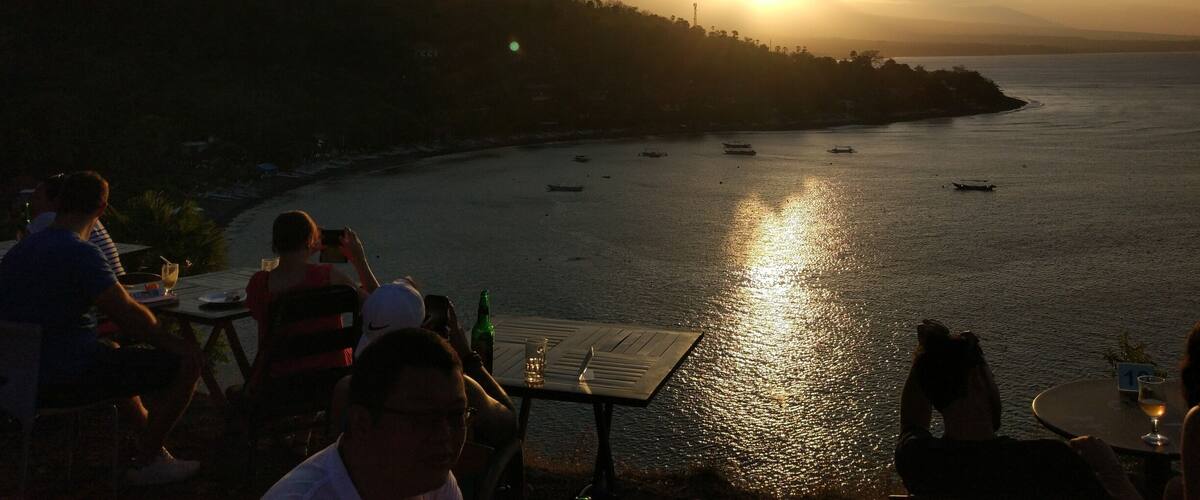 Nothing better at sunset than to head up the hill to Sunset Point grab a beer & watch the sun go down over Mount Agung 🌋 #amed #volcano #bali #indonesia