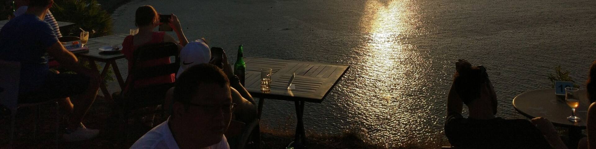 Nothing better at sunset than to head up the hill to Sunset Point grab a beer & watch the sun go down over Mount Agung 🌋 #amed #volcano #bali #indonesia