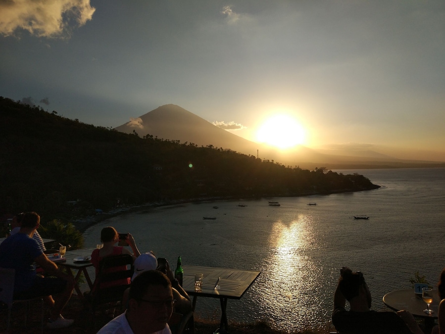Nothing better at sunset than to head up the hill to Sunset Point grab a beer & watch the sun go down over Mount Agung 🌋 #amed #volcano #bali #indonesia