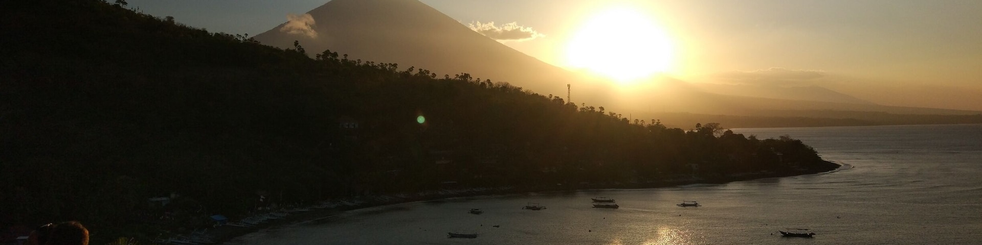 Nothing better at sunset than to head up the hill to Sunset Point grab a beer & watch the sun go down over Mount Agung 🌋 #amed #volcano #bali #indonesia