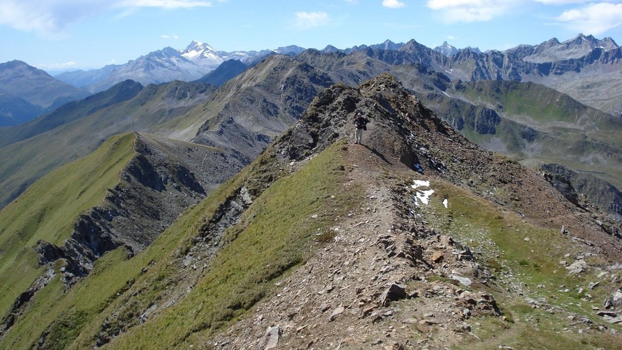Walking between two valleys
