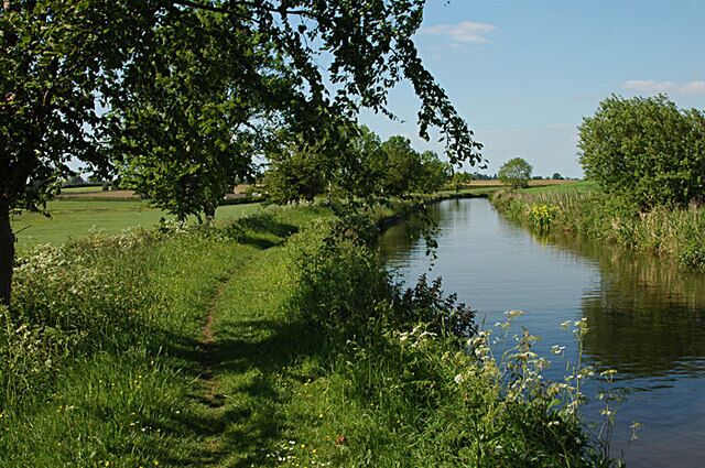 A quiet moment beside the canal
