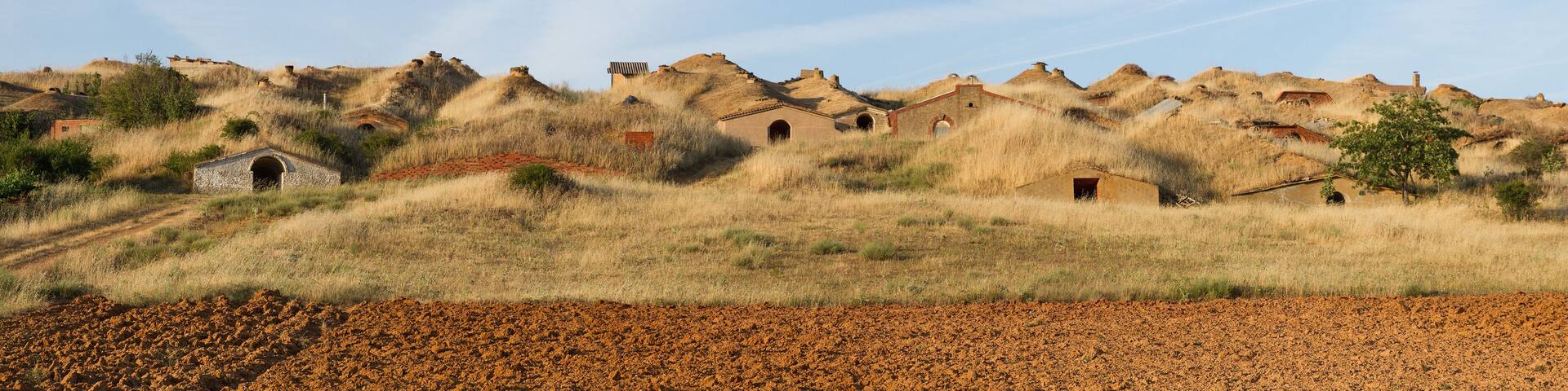 Vista Exterior Cuevas para el Vino - Panorama Bodegas de vino construidas como cuevas excavadas bajo tierra para la elaboracion y conservacion del vino en la Provincia de Leon España