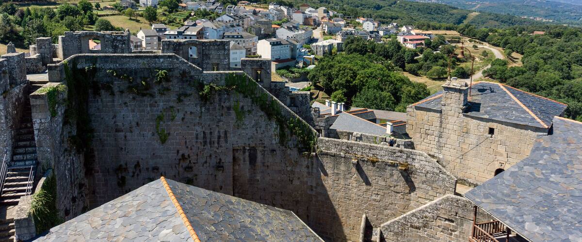 Vista de Castro Caldelas desde lo alto de su castillo. Ourense, Galicia, España.