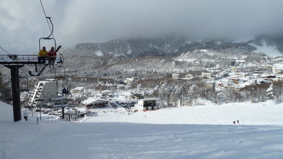 横倉ゲレンデから温泉街の眺め