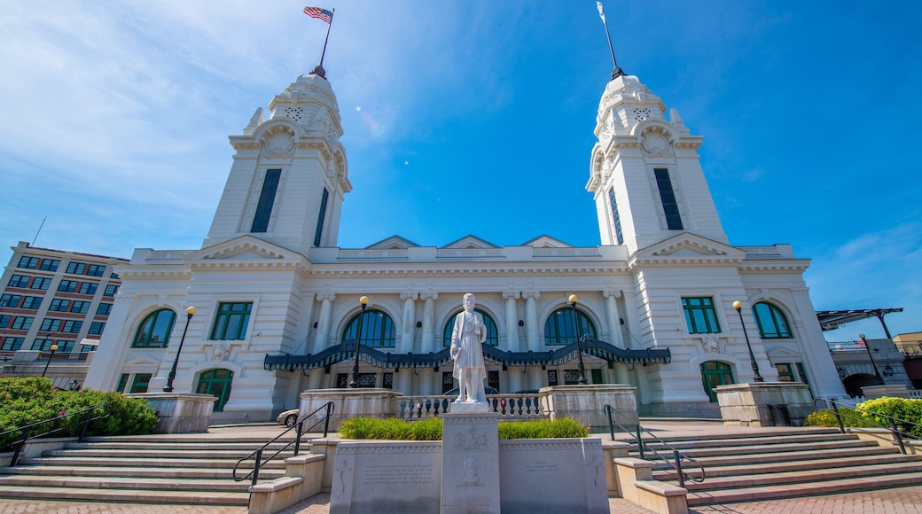 Worcester Union Station, built in 1911, is a railway station located at 2 Washington Square in downtown Worcester, Massachusetts MA, USA.