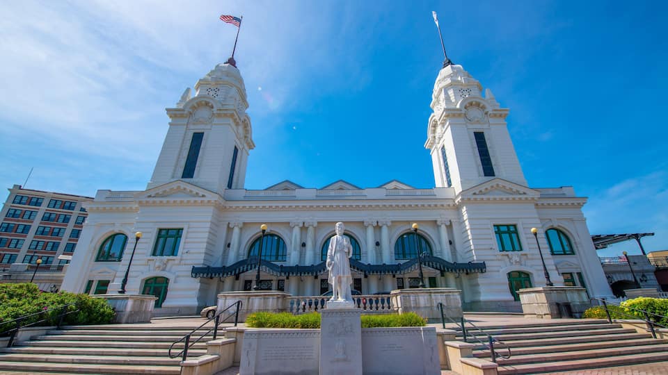 Worcester Union Station, built in 1911, is a railway station located at 2 Washington Square in downtown Worcester, Massachusetts MA, USA.