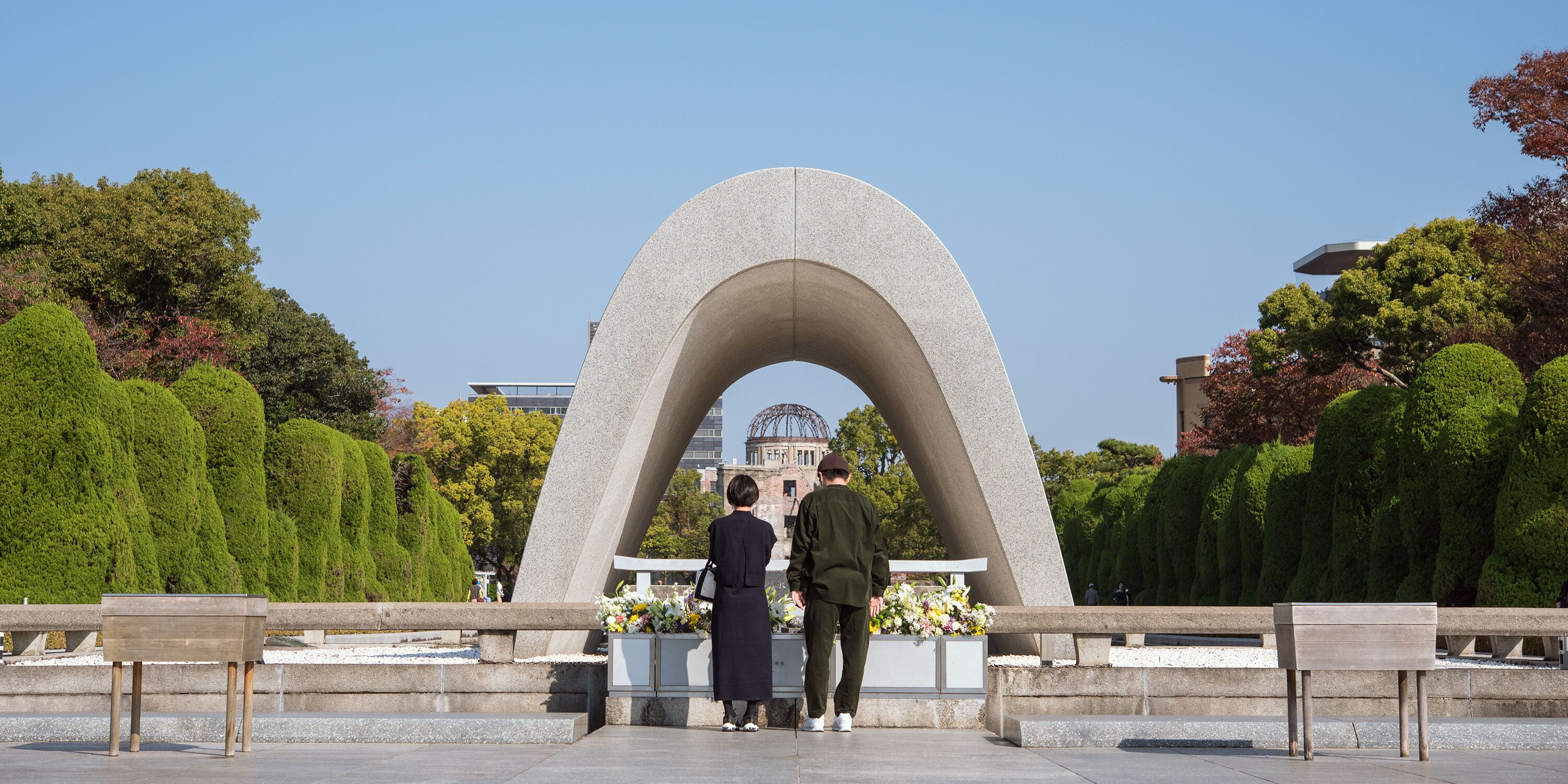 Memorial Cenotaph in Hiroshima Peace Memorial Park and tourists　原爆死没者慰霊碑と観光客 広島平和記念公園