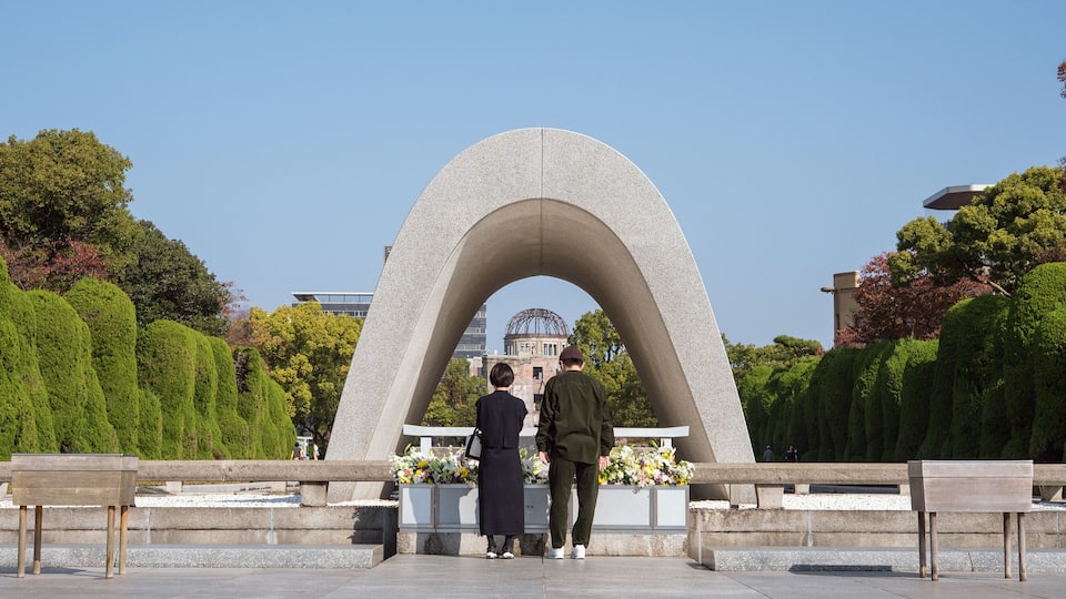 Memorial Cenotaph in Hiroshima Peace Memorial Park and tourists 原爆死没者慰霊碑と観光客 広島平和記念公園