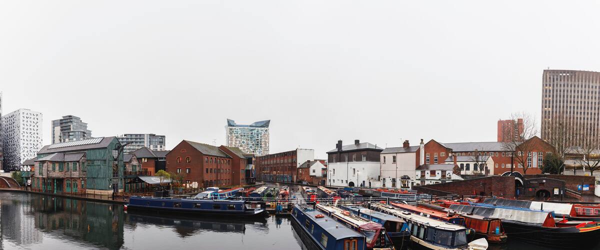 Birmingham Canal Navigations system adds 100 miles of canals, showcasing stunning scenery and architecture. Colourful boats and historic canal architecture sit side-by-side with vibrant restaurants.