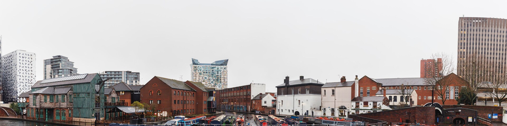 Birmingham Canal Navigations system adds 100 miles of canals, showcasing stunning scenery and architecture. Colourful boats and historic canal architecture sit side-by-side with vibrant restaurants.