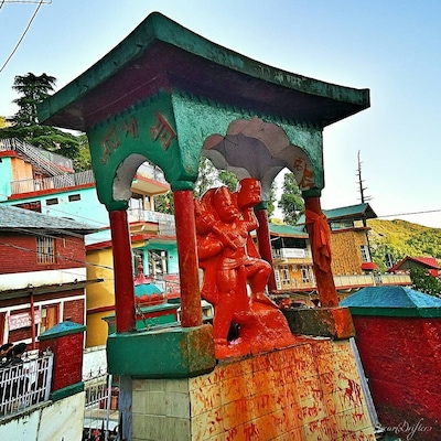 Bhagsu temple, a spiritual heritage that is flooded by devotees across the country. A holy place of worship for the Hindhus, is the #bhagsu temple with the idol of Lord #shiva inside it, and idols of #ganesha & #hanuman on the outside.
#Red
www.instagram.com/pixietraveldust