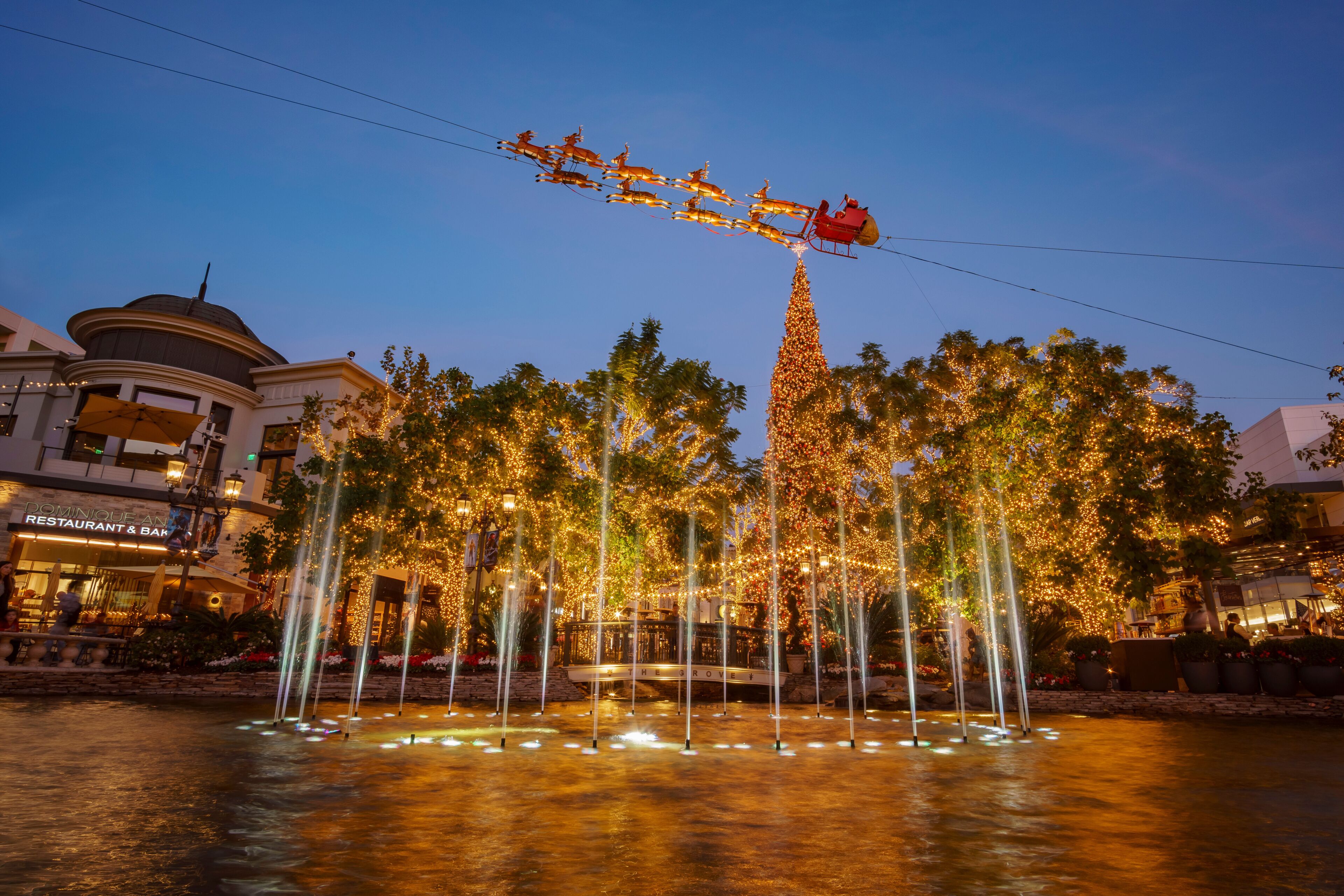 Night view of the Dancing Fountain in the Grove