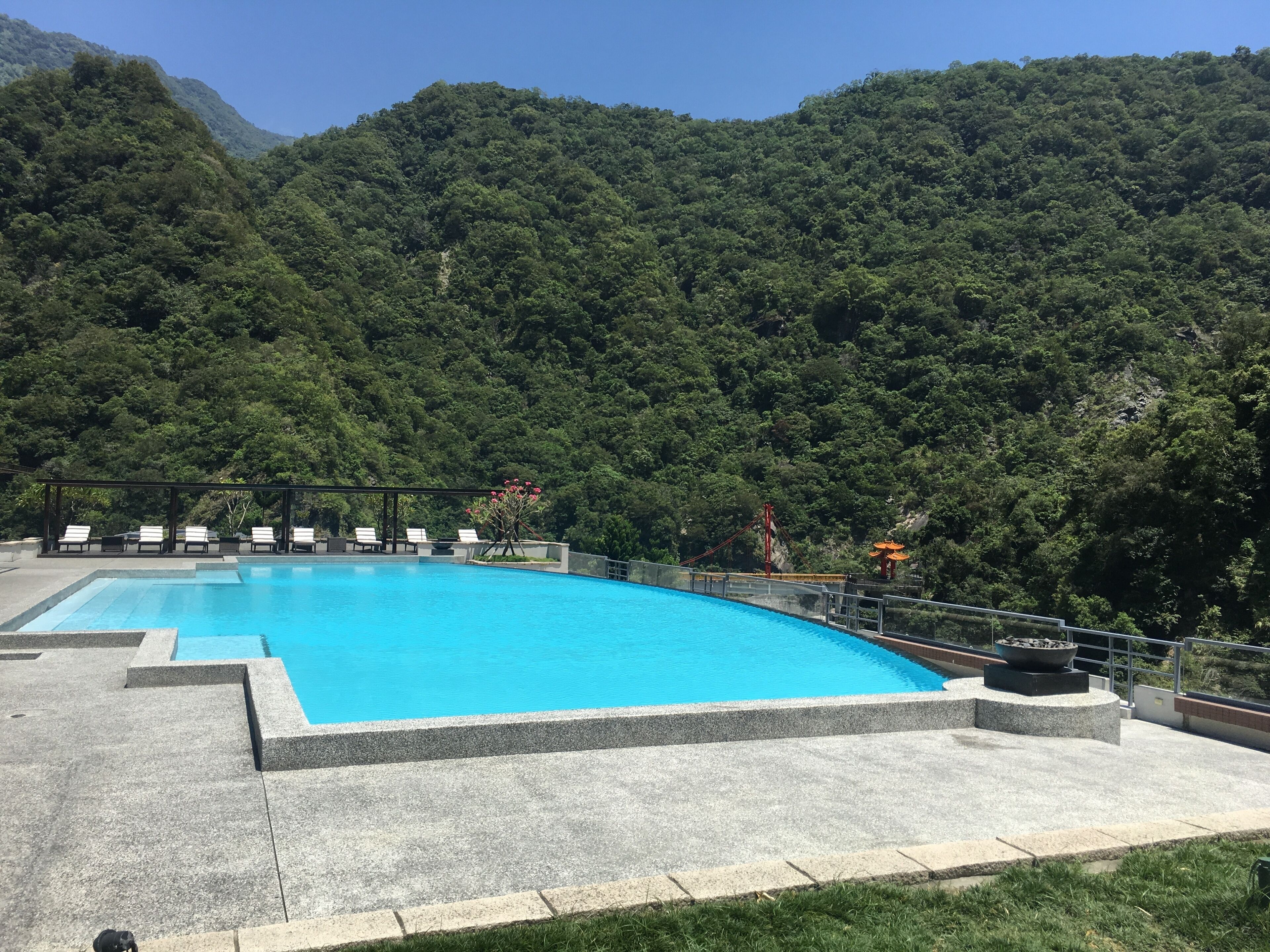 Silks Place Taroko Hotel's outdoor swimming pool