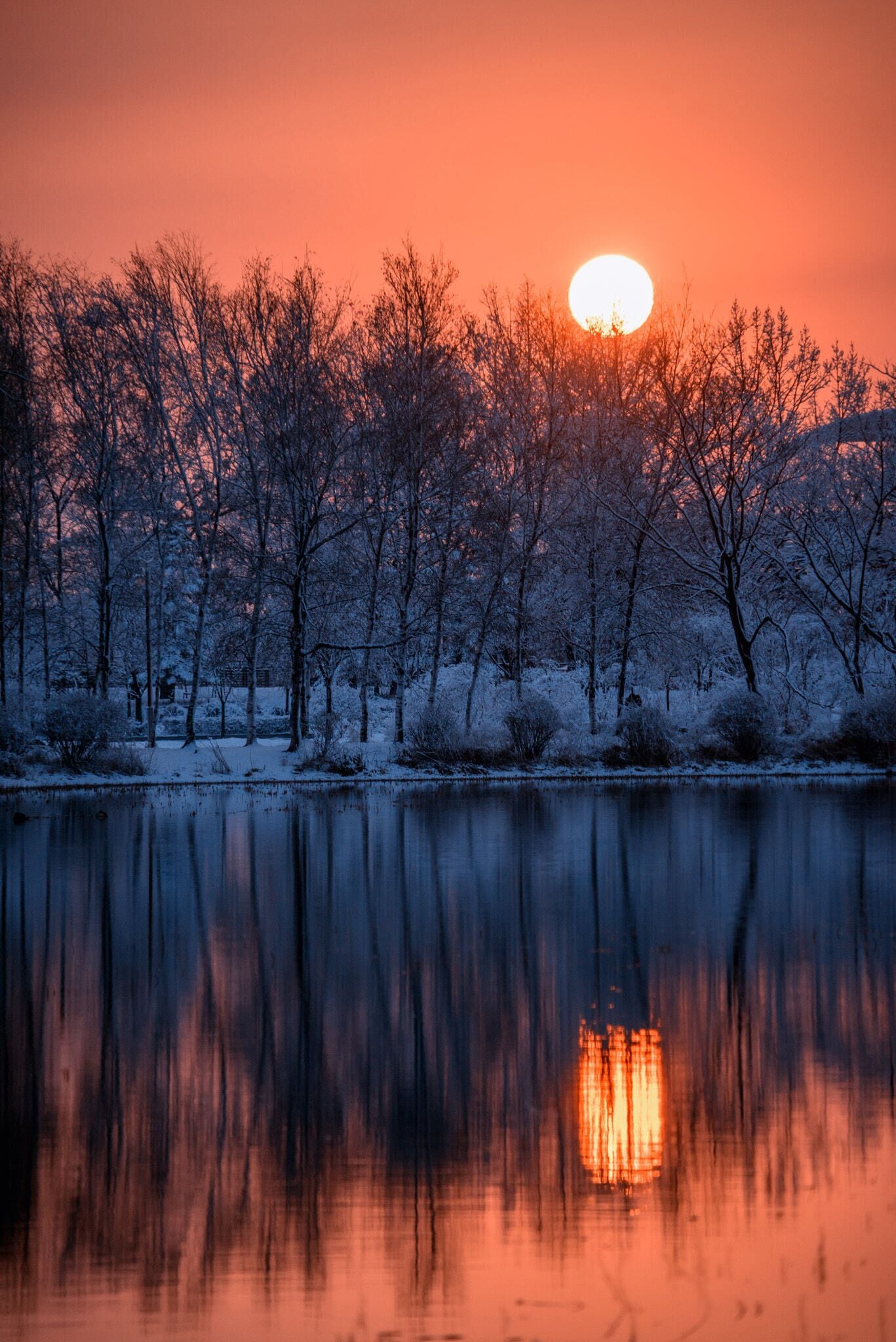 500px provided description: Lake of Magic Hour. [#sky ,#landscape ,#lake ,#sunset ,#color ,#water ,#reflection ,#nature ,#river ,#sun ,#light ,#bright ,#season ,#evening ,#dawn ,#outdoors ,#dusk ,#desktop ,#composure ,#no person]
