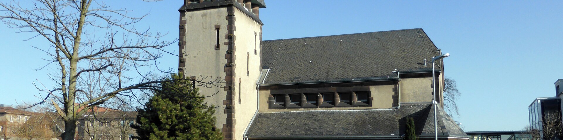 Un edificio histórico con una torre y ventanas de arco.