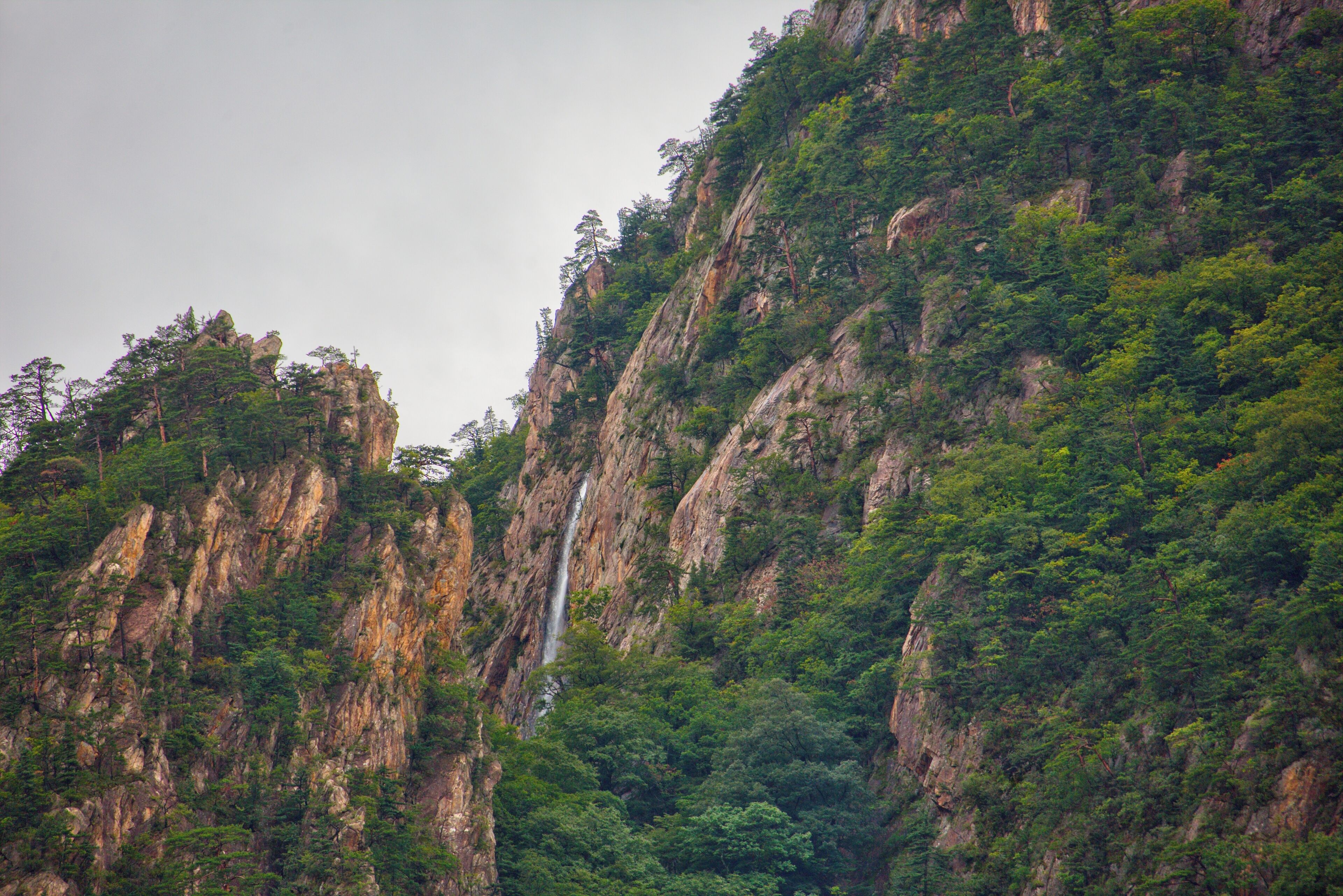 In Seoraksan you will often see waterfalls, but you have to keep the eyes open - and some of them you only see when it was recently raining - this is one of those which will disappear some days after the rain