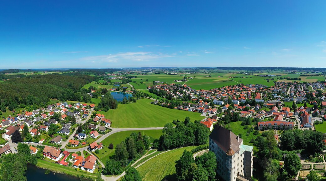 Luftbild von Bad Grönenbach mit Hohes Schloss bei schönem Wetter