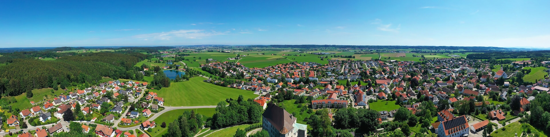 Luftbild von Bad Grönenbach mit Hohes Schloss bei schönem Wetter