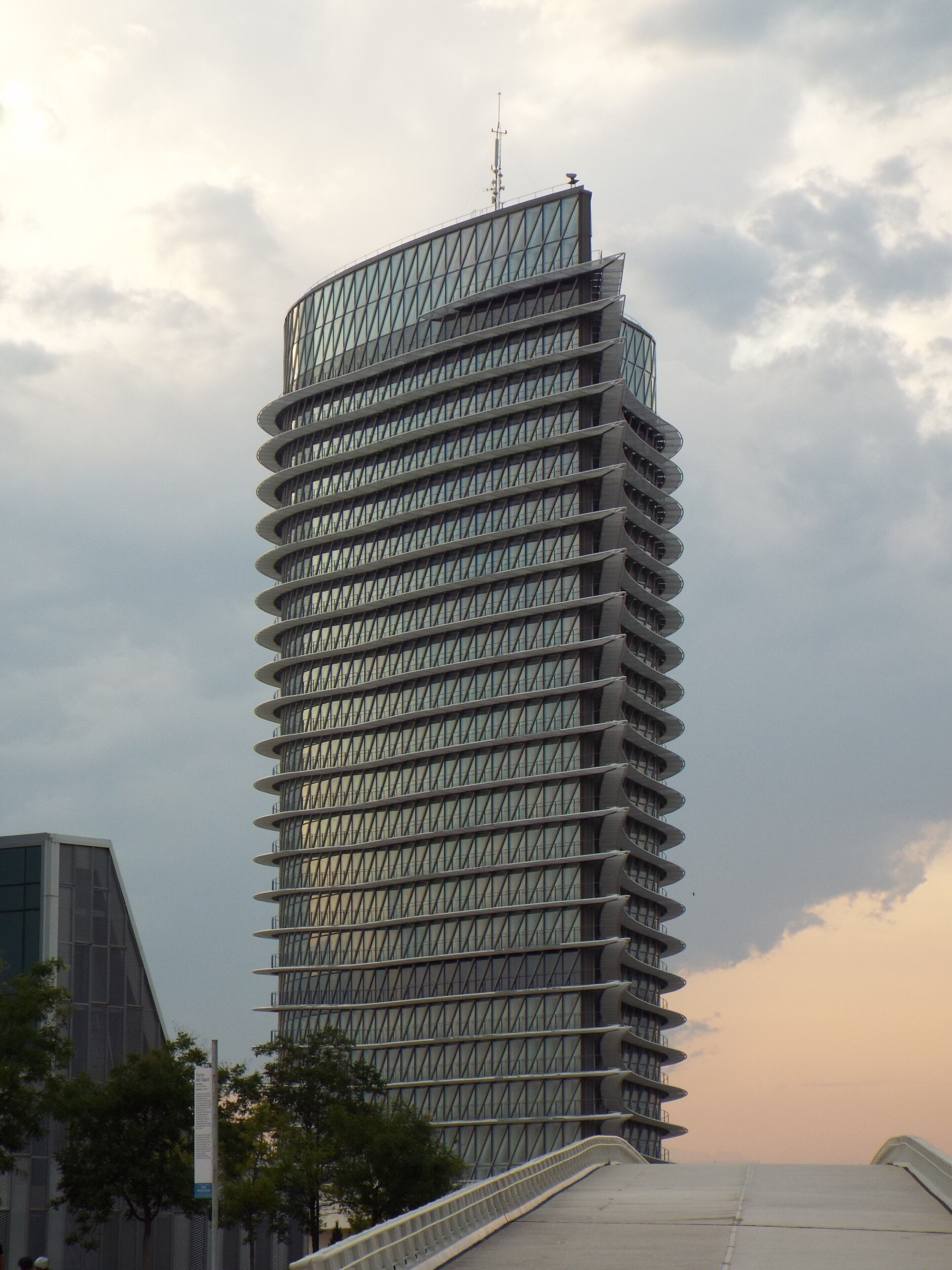 Torre del Agua al atardecer en Zaragoza, España
