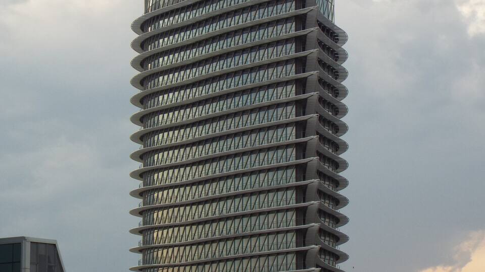 Torre del Agua al atardecer en Zaragoza, España