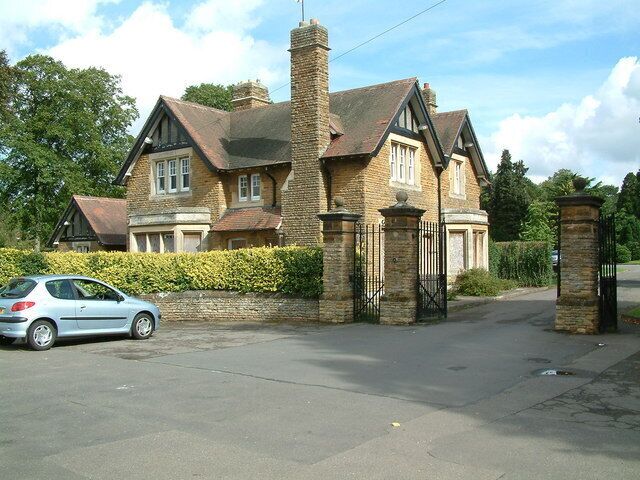 Kingsthorpe Cemetery Kingsthorpe Cemetery Gates / Entrance. Property not in use at this date 30/9/06