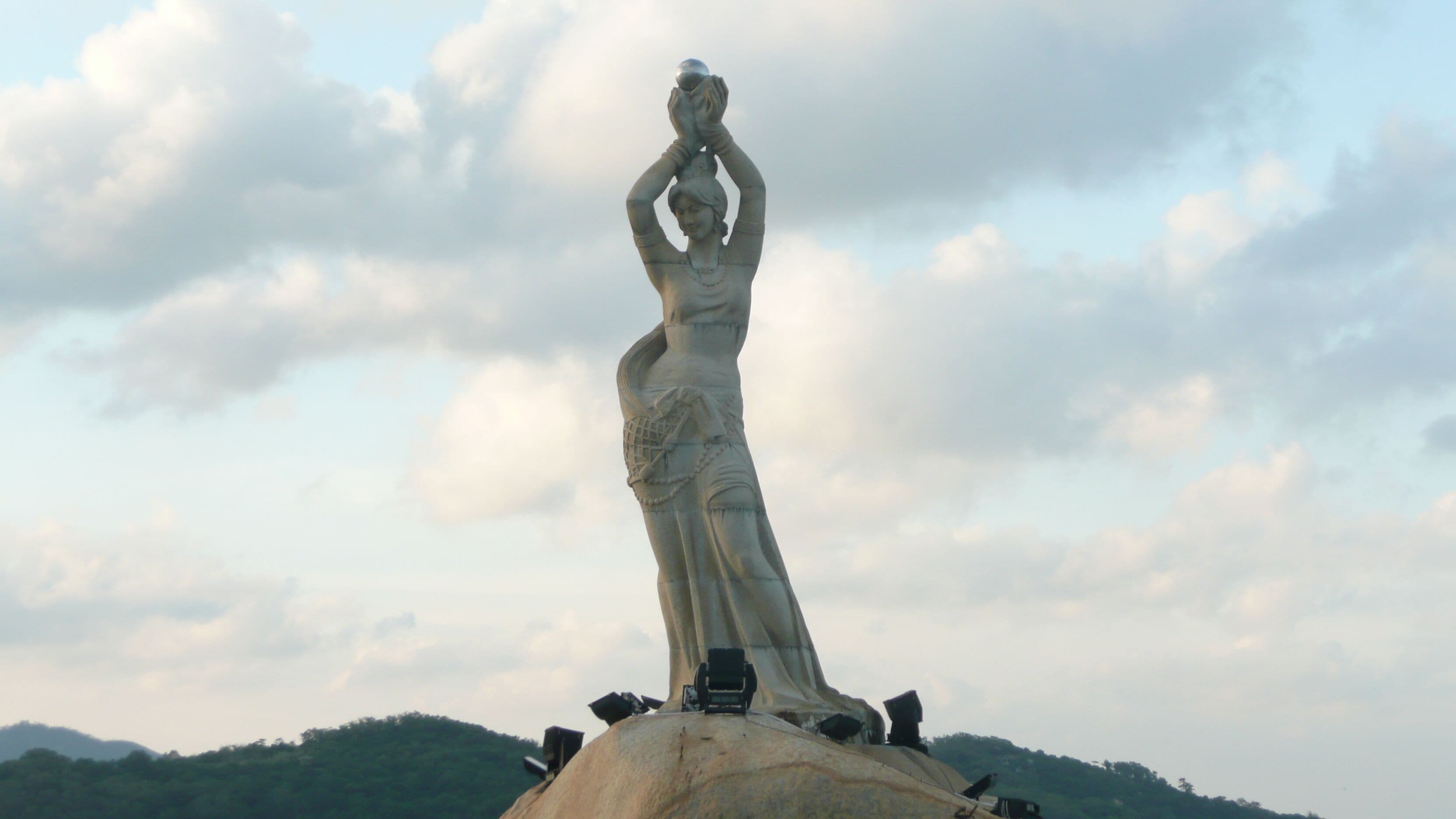 Fisher Girl statue in Zhuhai