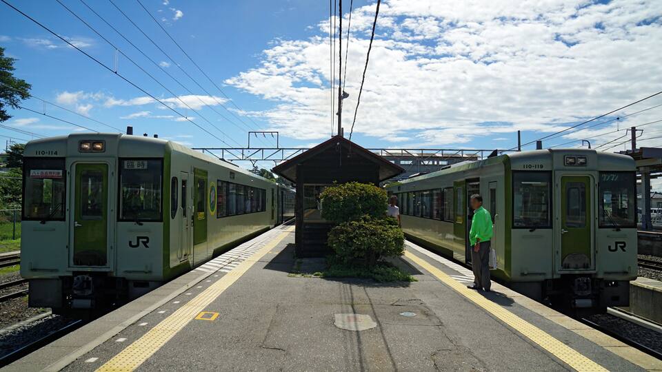 JR East KiHa 110 series DMUs on Koumi Line services at Kobuchizawa Station in Hokuto, [Yamanashi Prefecture, Japan