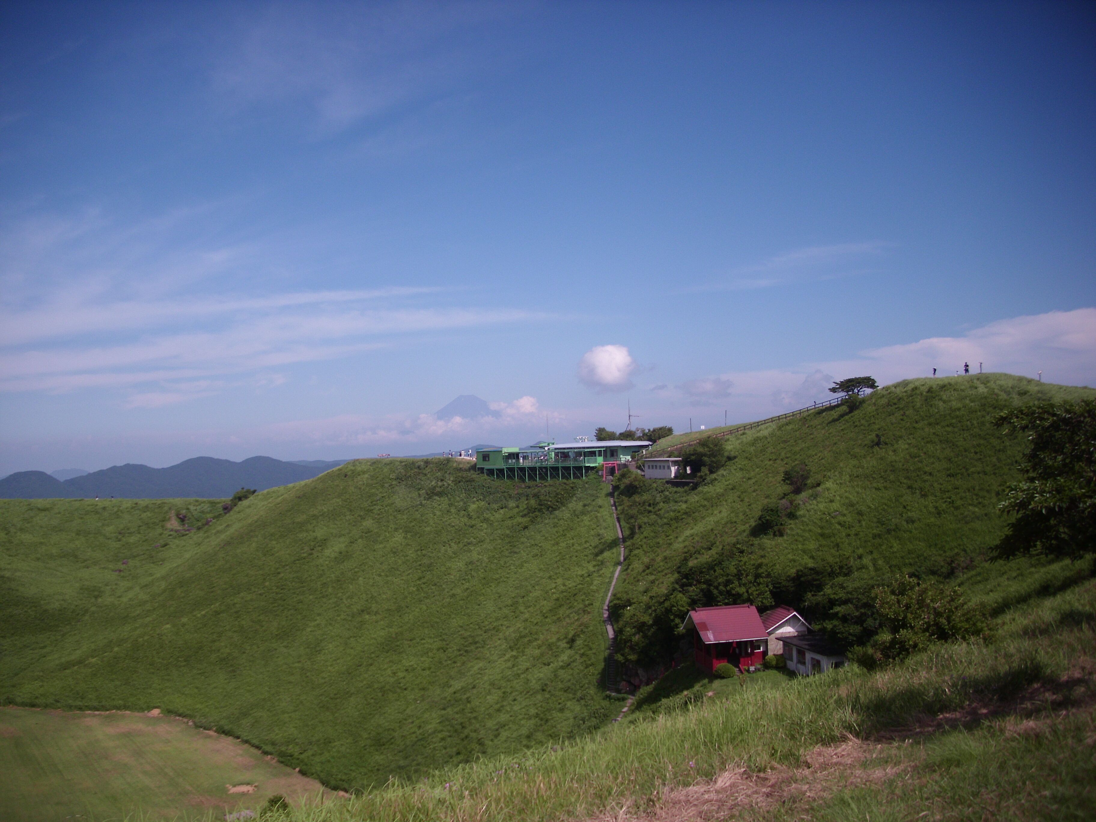 大室山の火口縁とリフトの山頂駅。Crater rim and lift station of Mount Omuro.