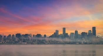 Un horizonte urbano al atardecer con imponentes rascacielos y la Space Needle.