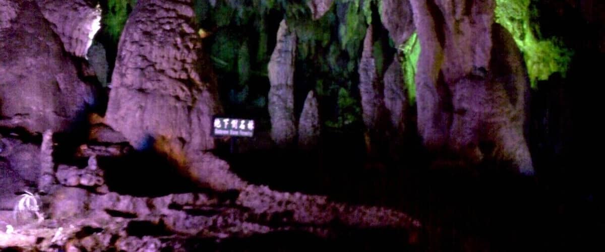 A cave with stalactites and a sign in Chinese.