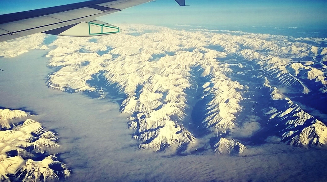 Flying over the Rocky Mountains en route to Vancouver. So happy we had clear skies to see the beautiful mountains! #snow