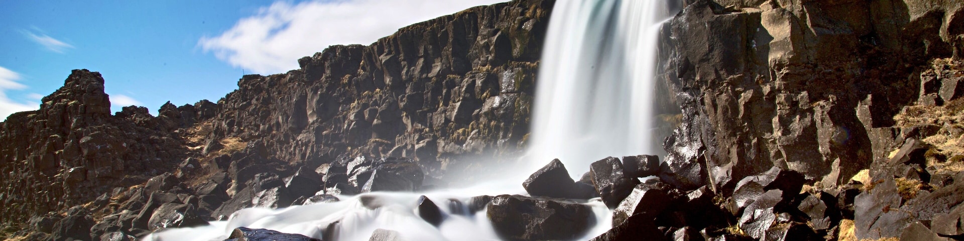 Öxarárfoss, is a hidden gem and less known in Þingvellir (Thingvellir National Park), Iceland. It flows from the river Öxará over the Almannagjá. The pool at the base of the waterfall is filled with rocks.
#Iceland #ThingvellirNationalPark #Öxarárfoss #waterfall #Þingvellir #UNESCOWorldHeritageSite
