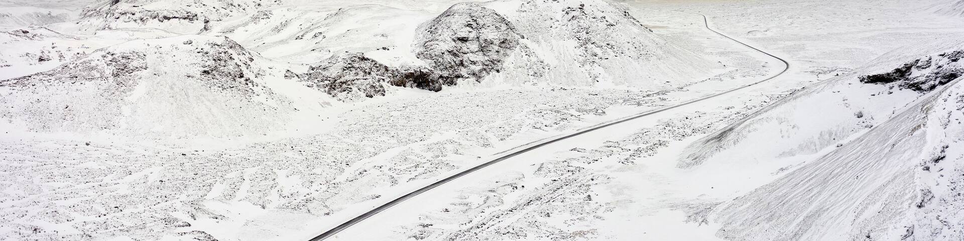 Amazing route in snowy mountainous terrain