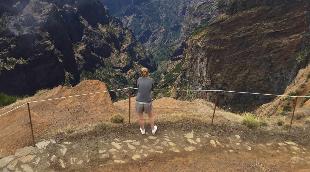 Walk from pico de arieiro to pico do ruivo