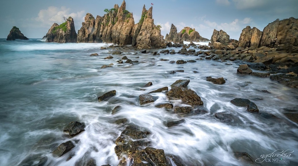 Kelumbayan Rocks II Lampung Sumatra-Indonesia
"äșșçéćźąććïŒçžæ©æäœæŻććéŁïŒèææŠè©èéçäșșćäș"