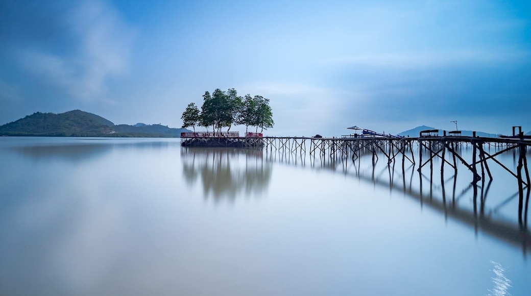 Calm II Dewi Mendapa - Indonesia
"äșșçéćźąććïŒçžæ©æäœæŻććéŁïŒèææŠè©èéçäșșćäș"