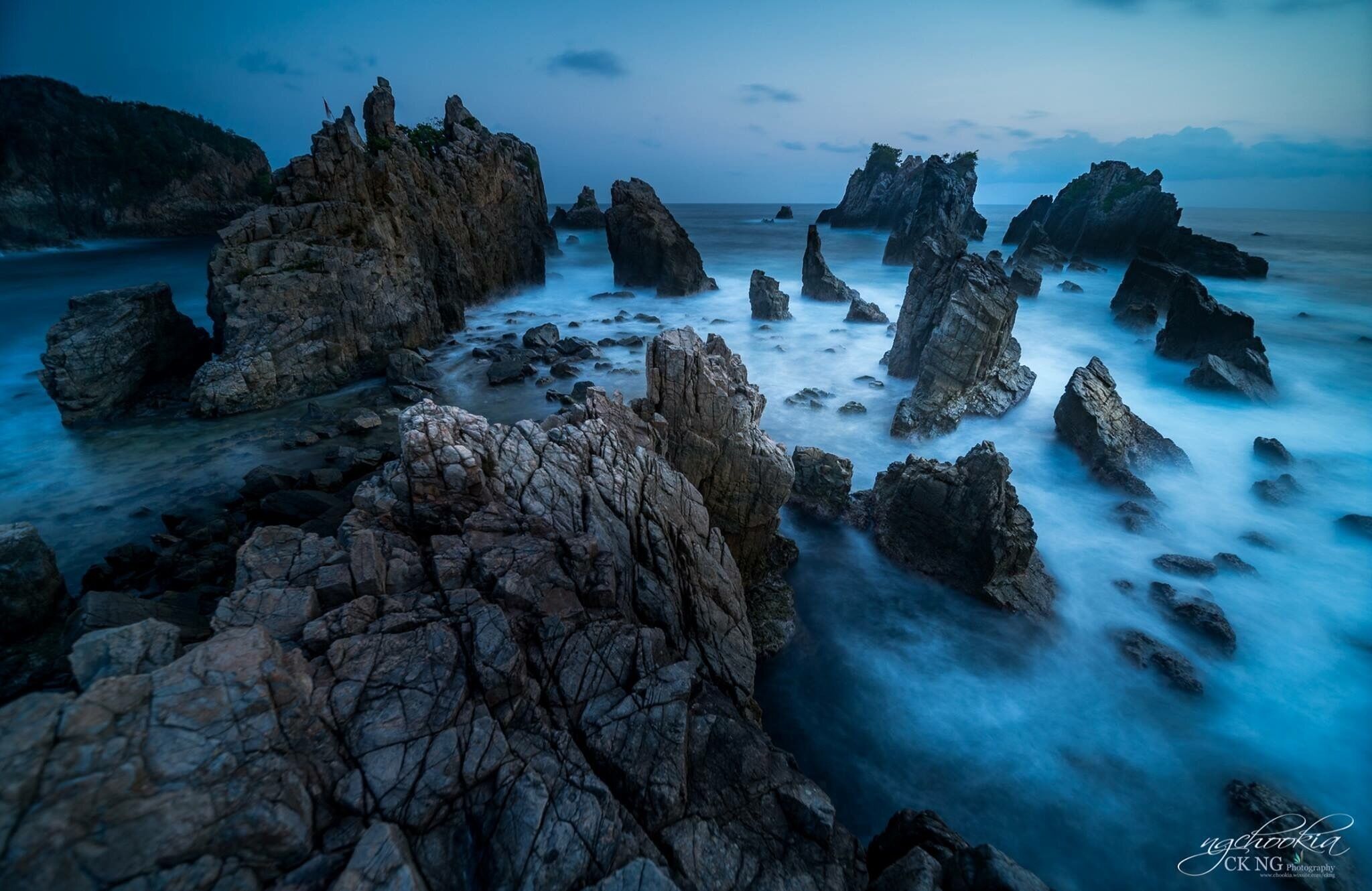 The Rocks II Pegadung Beach -Shouth Sumatra
"人生過客匆匆，相機抓住每個剎那，與我擦肩而過的人和事"
