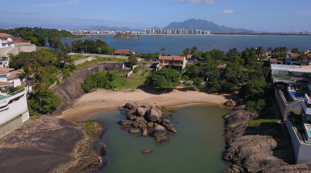 Praia na Ilha do Frade e Camburi ao fundo. Vitória, Espírito Santo, Brasil.