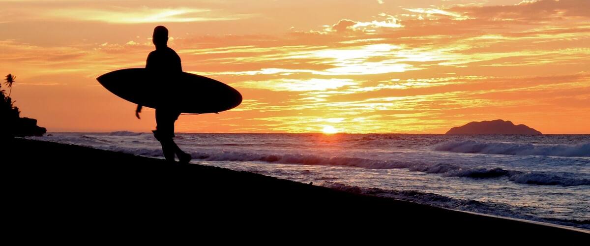 Sandy beach is usually uncrowded and has plenty of sand to stretch out on and catch the rays. There are also numerous surf breaks located up and down the beach. There are a few bars and restaurants to satisfy your thirst and hunger. You can rent watersports equipment at the parking lot. Just a great family beach.