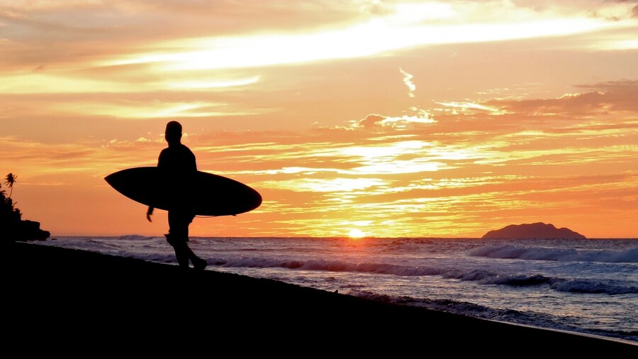 Sandy beach is usually uncrowded and has plenty of sand to stretch out on and catch the rays. There are also numerous surf breaks located up and down the beach. There are a few bars and restaurants to satisfy your thirst and hunger. You can rent watersports equipment at the parking lot. Just a great family beach.
