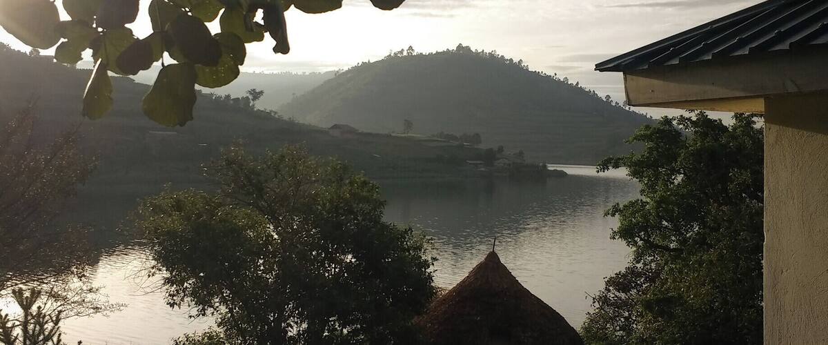 29 islands...
'The morning view ... will be unforgettable. What do you actually need for a few hours of sleep and breakfast time? Cleanliness, a bed, a minimalist shower to feel fresh. And that’s about it. Feeling in tune with your surroundings is the most important thing.'
#waterlust
P.S. Eco-friendly Lake Bunyonyi--
https://bit.ly/2QSEJtx