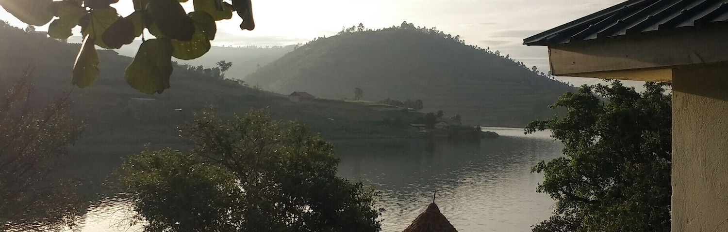 29 islands...
'The morning view ... will be unforgettable. What do you actually need for a few hours of sleep and breakfast time? Cleanliness, a bed, a minimalist shower to feel fresh. And that’s about it. Feeling in tune with your surroundings is the most important thing.'
#waterlust
P.S. Eco-friendly Lake Bunyonyi--
https://bit.ly/2QSEJtx