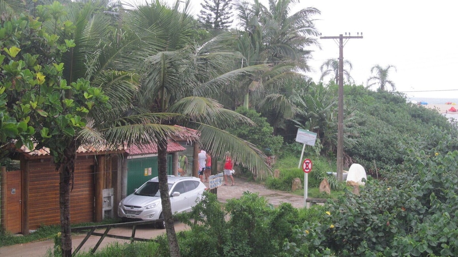 Wonderful tiny village, with the morro that conects to different beaches. It's special to disconnect from the stress of parking cars and noisy places. Full of artists on the little centre. No wi fi at all, beautiful scenary. I love