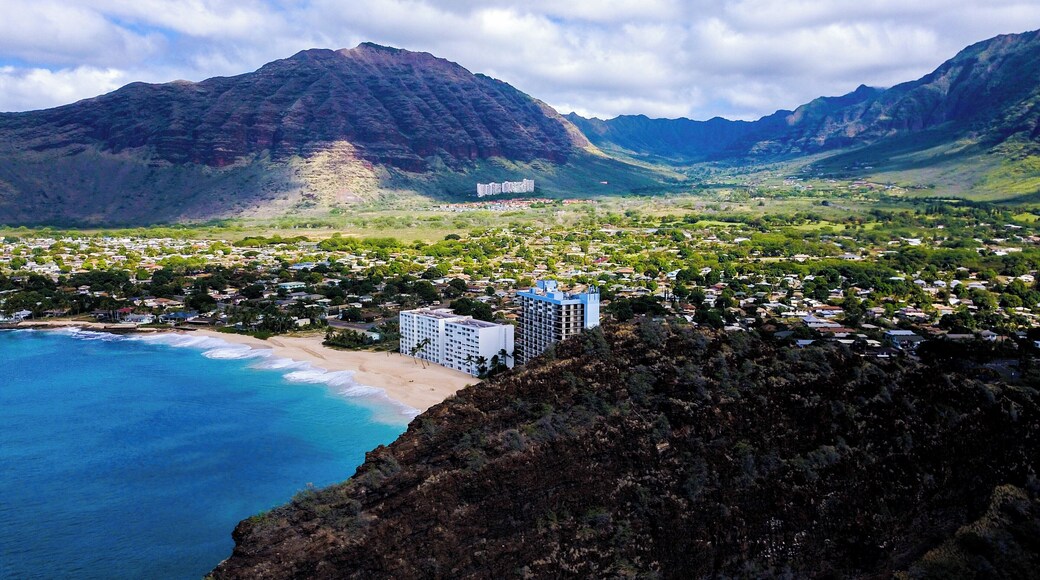 You won't find this beach on any travel lists but it's one of my favorites for a reason! 😍🌴 #beachtips #lifeatexpedia