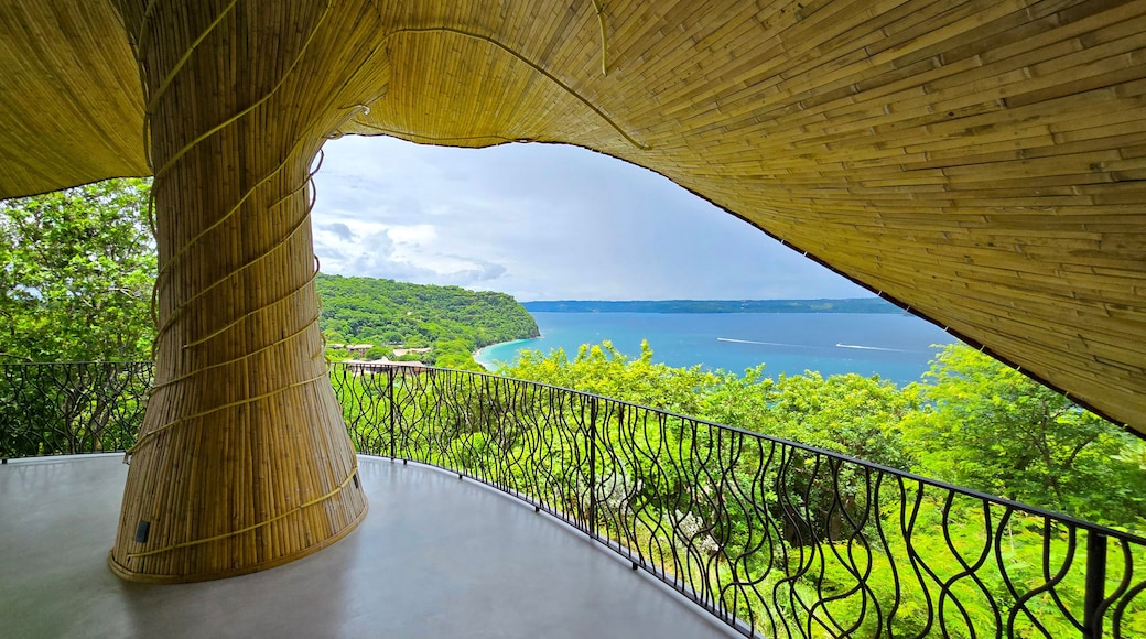 Estructura de bambú con vistas a un paisaje costero.
