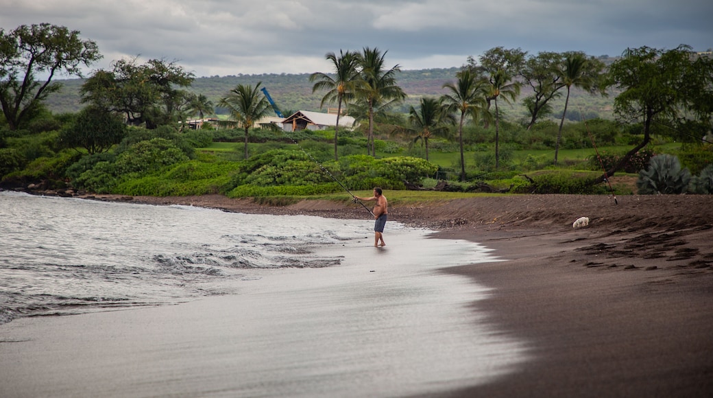Oneuli Beach showing general coastal views and fishing as well as an individual male