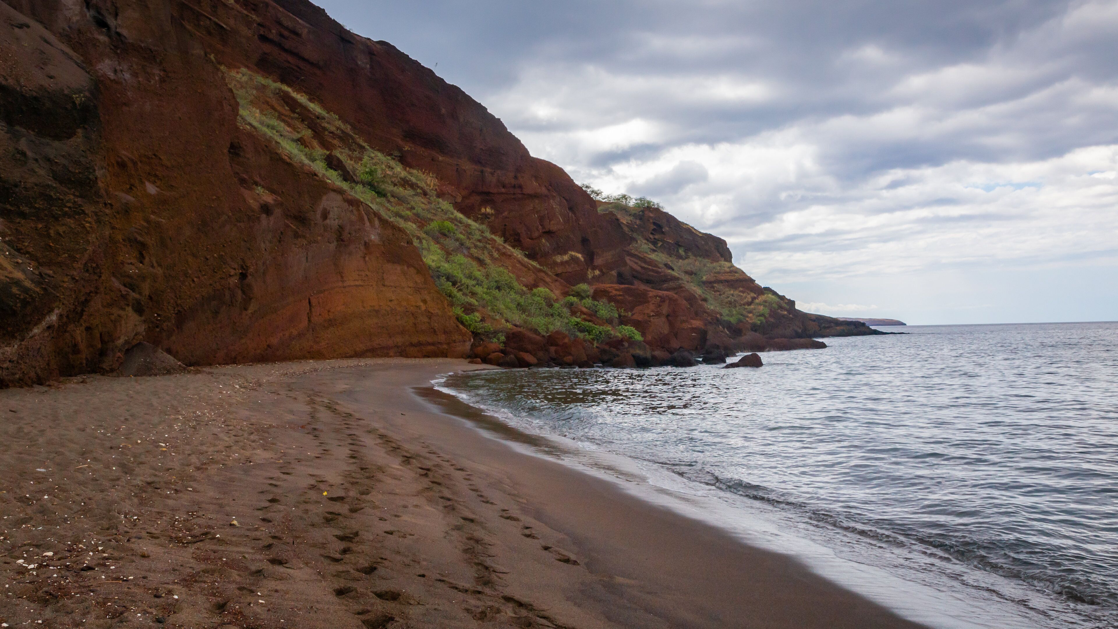 Oneuli Beach featuring rocky coastline and general coastal views